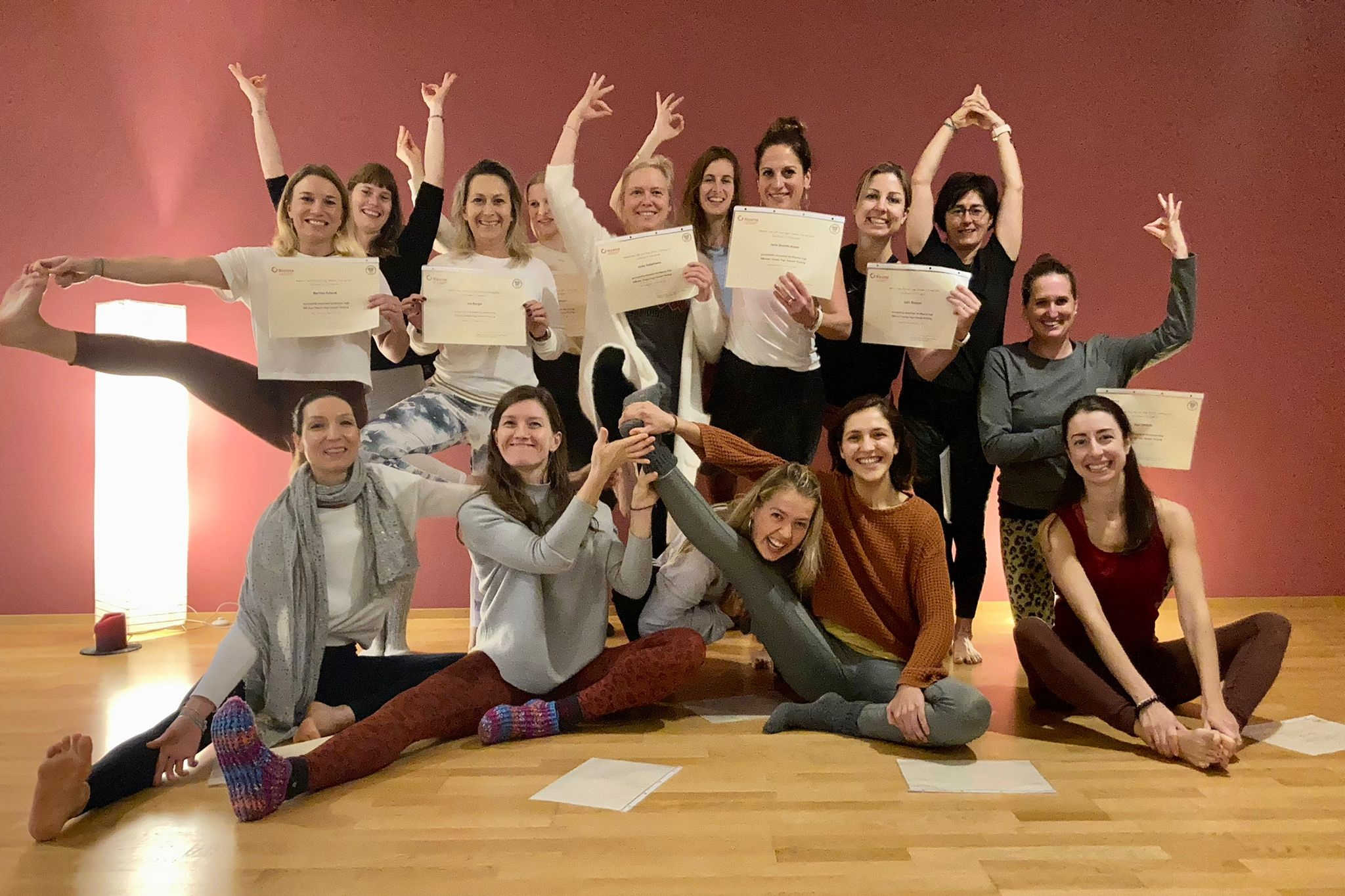 Gruppe aus der Niyama Yogalehrer-Ausbildung 2021 in Basel